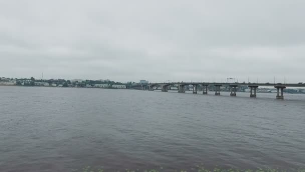 Il fiume con un ponte su cui le auto guidano — Video Stock