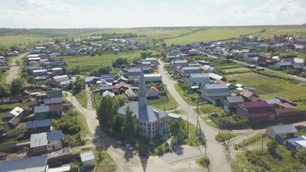 Vlucht over het dorp met houten huizen — Stockvideo