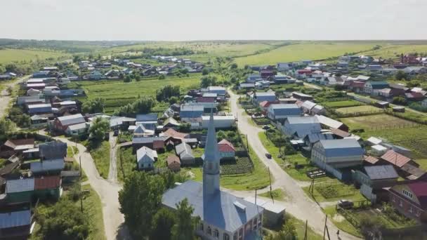 Vuelo sobre el pueblo con casas de madera — Vídeos de Stock