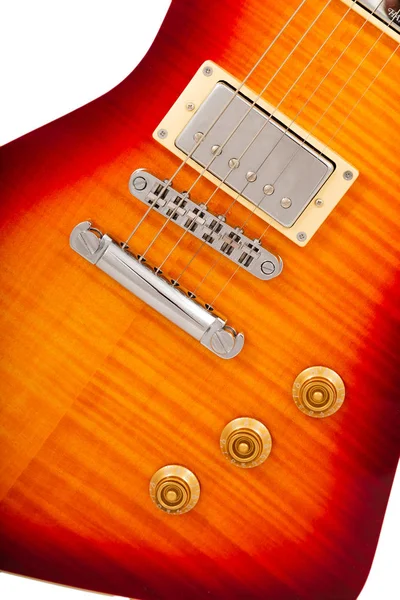 흰색 바탕에 오래 된 일렉트릭 기타. — 스톡 사진