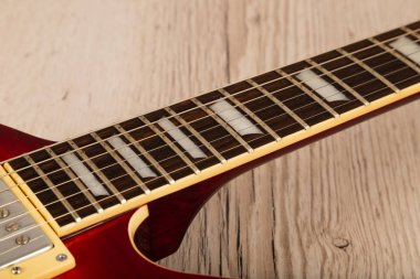 Ahşap arka plan üzerinde eski güzel elektro gitar.