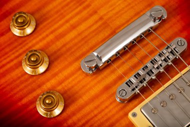 Ahşap arka plan üzerinde eski güzel elektro gitar.