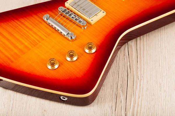 Stara piękna gitara elektryczna na tle drewna. — Zdjęcie stockowe