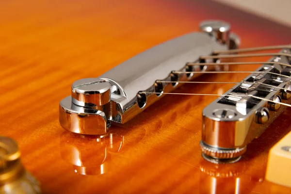 Oude mooie elektrische gitaar op een achtergrond van hout. — Stockfoto