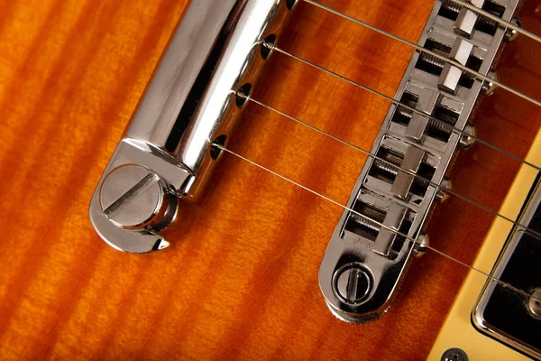 나무의 배경에 오래 된 아름 다운 일렉트릭 기타. — 스톡 사진
