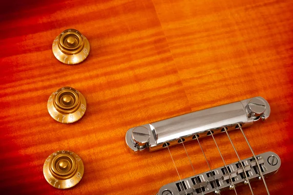 Staré krásné elektrická kytara na pozadí dřeva. — Stock fotografie