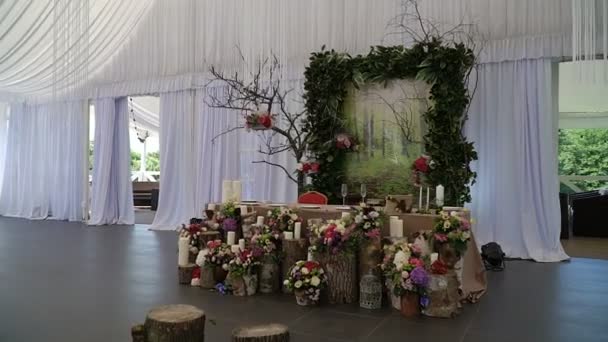 Intérieur d'une décoration de salle de mariage prêt pour les invités.Belle chambre pour les cérémonies et les mariages.Concept de mariage.Luxe élégant réception de mariage décorations violettes coucher.Décor de mariage — Video