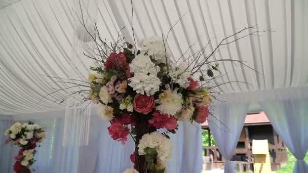 Intérieur d'une décoration de salle de mariage prêt pour les invités.Belle chambre pour les cérémonies et les mariages.Concept de mariage.Luxe élégant réception de mariage décorations violettes coucher.Décor de mariage — Video