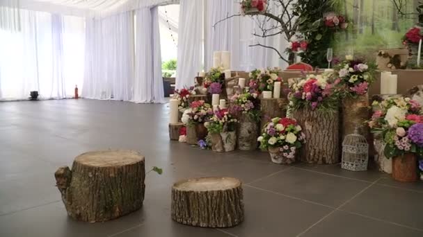 Εσωτερική διακόσμηση αίθουσα γάμου έτοιμες για τους επισκέπτες. Όμορφο δωμάτιο για τελετές και γάμους. Έννοια του γάμου. Ακριβά αίθουσα διακοσμήσεις δεξιώσεων μωβ κομψή γάμος πολυτελείας. Γαμήλια διακόσμηση — Αρχείο Βίντεο