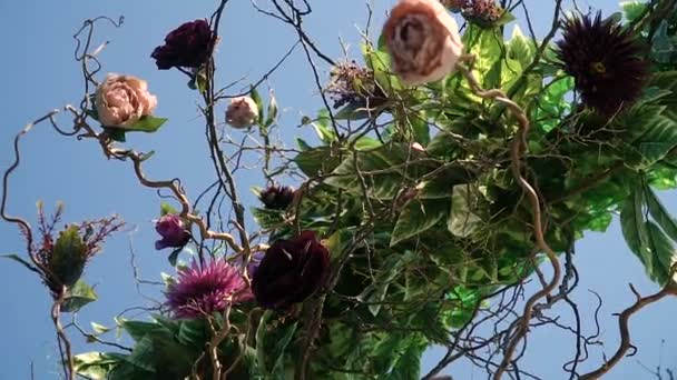 Arrangement de fleurs dans un lieu de mariage — Video