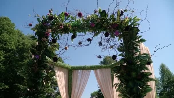 Arranjo de flores no lugar do casamento — Vídeo de Stock