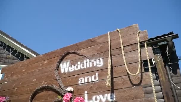 Elrendezése virágok-esküvői hely — Stock videók