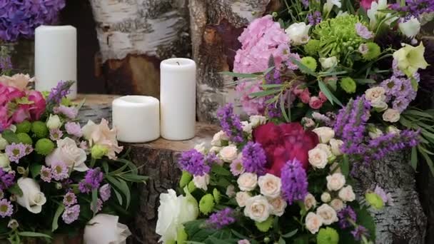 Disposizione di fiori in un posto di matrimonio — Video Stock