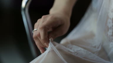 Bir kadının ellerini dizlerine yalan