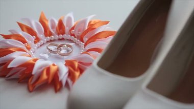 Genç kadın soyunma ayakkabı kapalı
