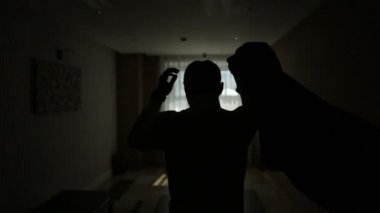 Onun ceketi giyen bir adam