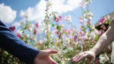 Birbirinizi okşamak severlerin elleri