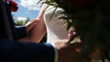 Birbirinizi okşamak severlerin elleri