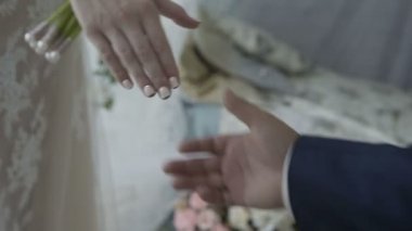 Gençler tutun ve ellerini okşamak