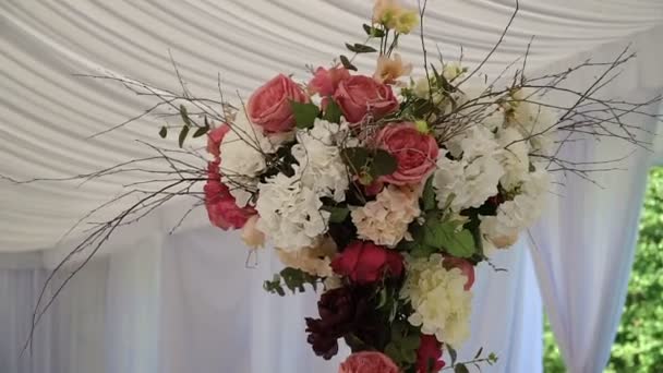 Arranjo de flores no lugar do casamento — Vídeo de Stock