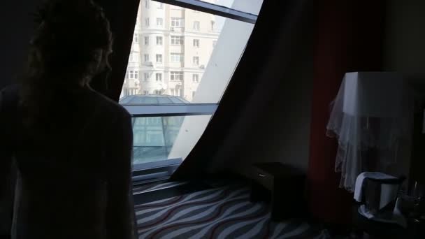 Die Frau am Fenster hebt die Arme — Stockvideo