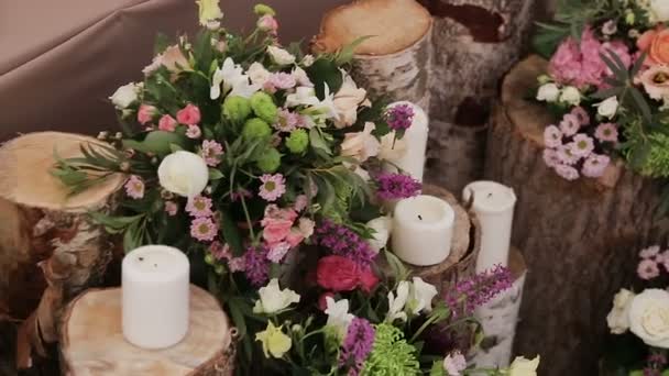Упорядочение цветов в месте проведения свадьбы — стоковое видео