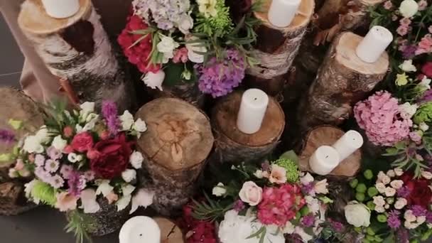 Аранжування з квітів в місці весілля — стокове відео