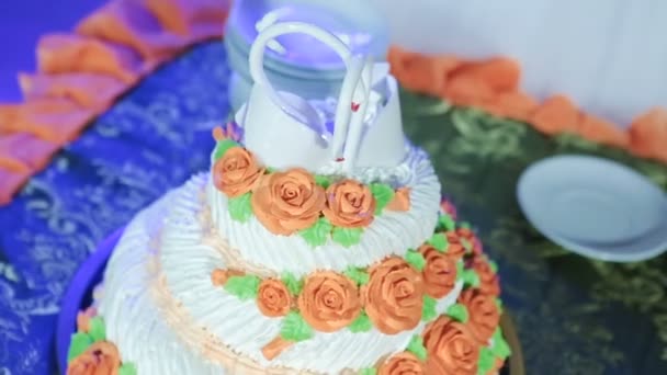 Разрезание и складывание тарелок на свадебном торте — стоковое видео