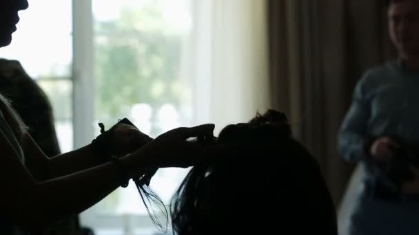 Dívka se provádí s vlasy — Stock video