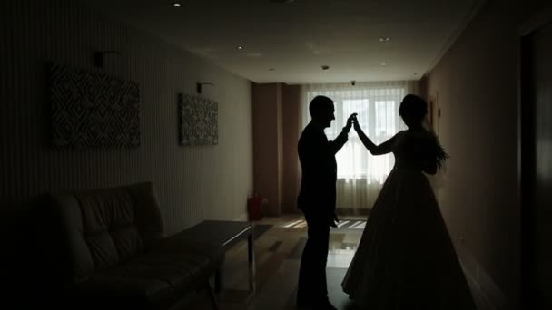 A pair of young people dancing in the corridor — Stock Video