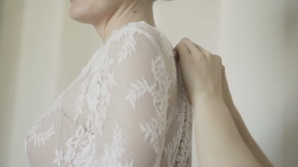 Uomo legare un corsetto sul vestito da sposa spose — Video Stock
