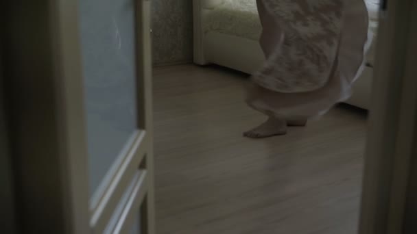Ноги жінки на підлозі в кімнаті — стокове відео