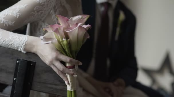Свадебный букет из красных роз — стоковое видео