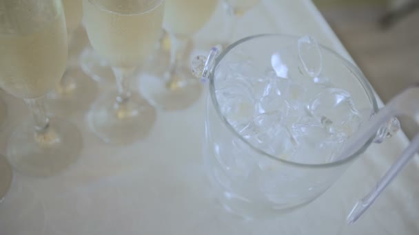 Many glasses of champagne on the table — Stock Video