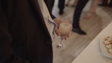 Konuklar eller köpüren şarap gözlükle partisinde al. Gözlük Piramitleri inşa edilir. Hiçbir tanınabilir kişi