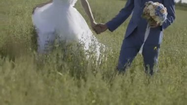 Birbirinizi okşamak severlerin elleri