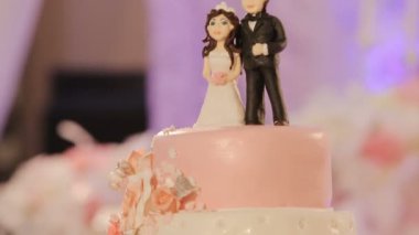 kesme ve plakaları üzerinde düğün pastası katlama