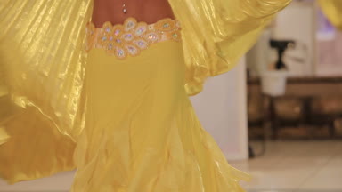 Bacaklar beyaz bir elbise içinde dans eden bir kadın