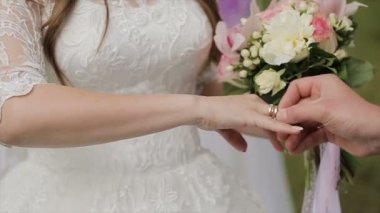 Gençler tutun ve ellerini okşamak