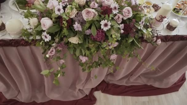 Intérieur d'une décoration de salle de mariage prêt pour les invités.Belle chambre pour les cérémonies et les mariages.Concept de mariage.Luxe élégant réception de mariage décorations violettes coucher.Décor de mariage — Video