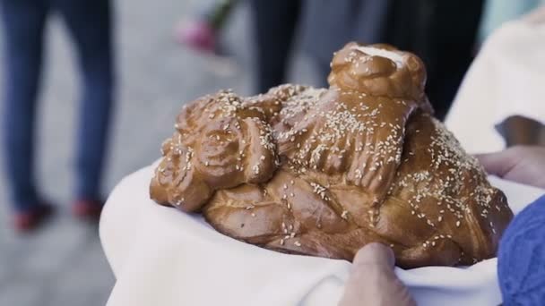 Färskt bröd med salt inuti håller en kvinna — Stockvideo