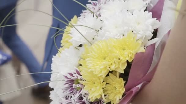 Blommor i händerna på en kvinna — Stockvideo