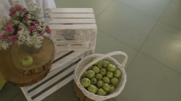 Wnętrze ślub Dekoracja sali, gotowy dla Gości. Piękny pokój dla ceremonii i wesela. Koncepcja ślub. Luksus stylowej fioletowy dekoracje drogich sali weselnej. Ślubne wystrój — Wideo stockowe