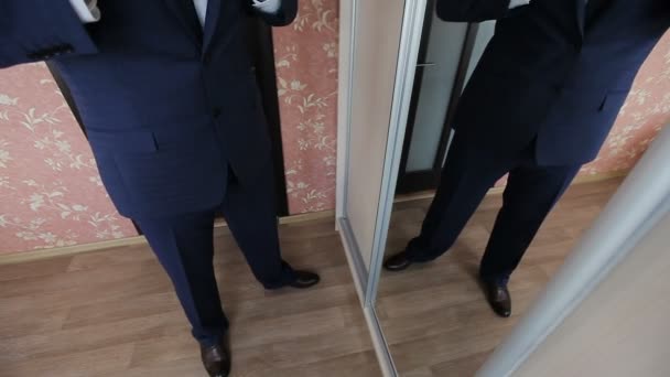 Homem coloca em gravata, relógio, sapato, jaket — Vídeo de Stock