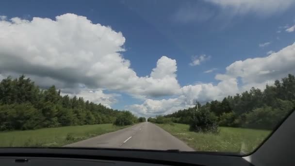 Coches a lo largo de la carretera — Vídeo de stock