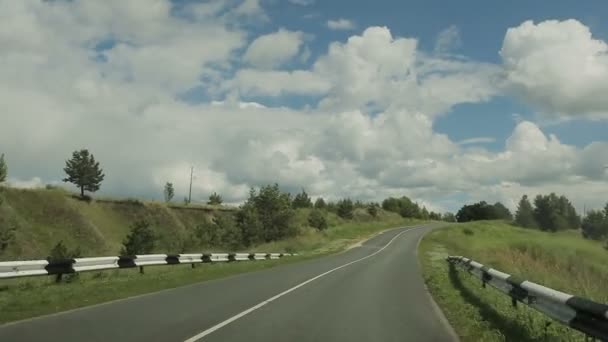 Carros dirigem ao longo da estrada — Vídeo de Stock