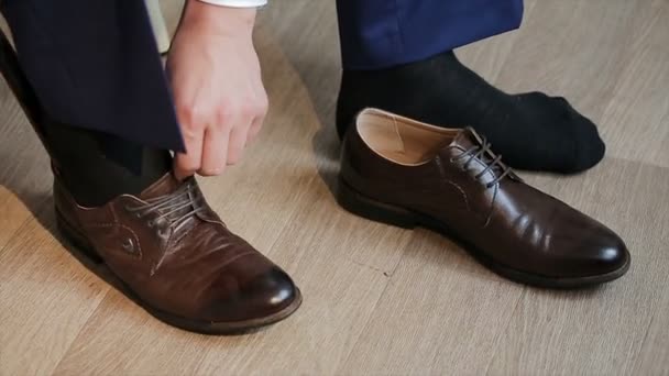 A man ties up his shoelaces — Stock Video