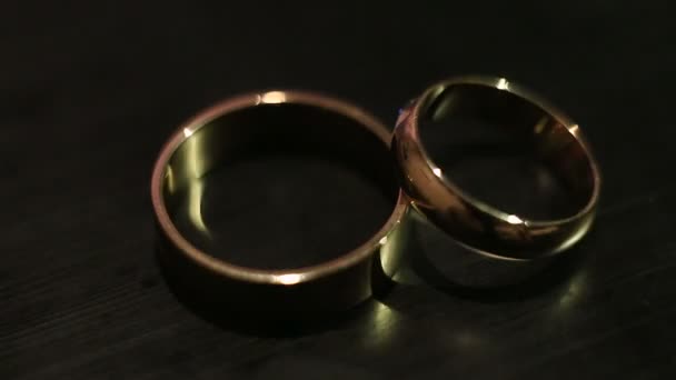 ランタンの光の中で結婚指輪 — ストック動画