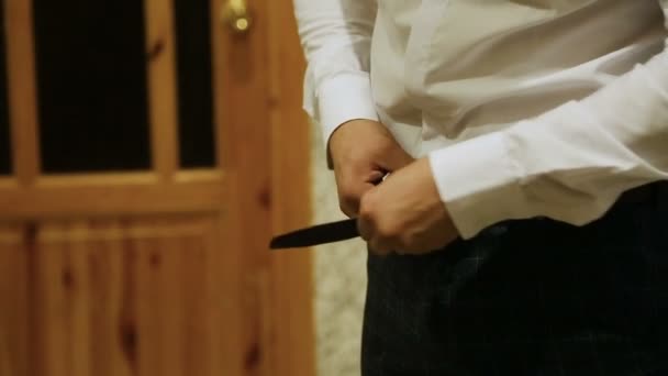 Homem coloca em gravata, relógio, sapato, jaket — Vídeo de Stock