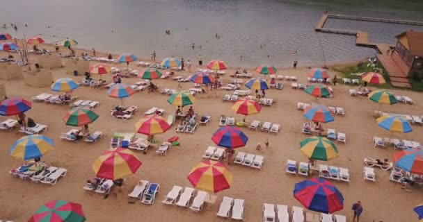 Vuelo sobre una playa luminosa con bungalows de colores — Vídeos de Stock